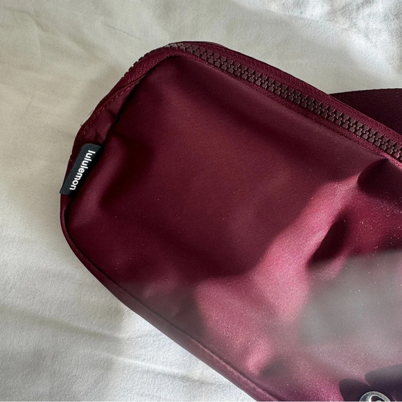 🆕❤️ Lululemon Everywhere Belt Bag Red Merlot - Picture 3 of 6